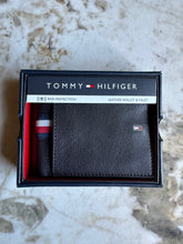 Cargar imagen en el visor de la galería, Billetera de cuero para hombre, color marrón oscuro, marca Tommy Hilfiger