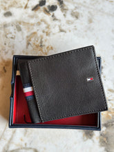 Cargar imagen en el visor de la galería, Billetera de cuero para hombre, color marrón oscuro, marca Tommy Hilfiger