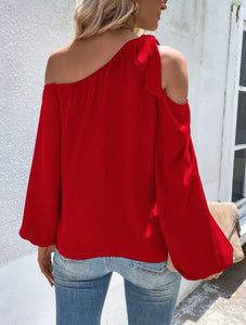 Blusa mangas largas, asimétrica con lazo en el hombro, color rojo