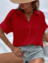 Cargar imagen en el visor de la galería, Blusa oversize cuello camisa color rojo talla XS
