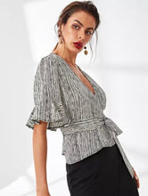 Cargar imagen en el visor de la galería, Blusa a rayas talla L (Shein Premium)