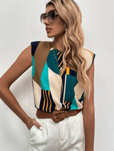 Cargar imagen en el visor de la galería, Blusa con hombros descubiertos y estampando geométrico talla S  (Shein Premium)