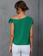 Cargar imagen en el visor de la galería, Blusa con hombro descubierto, color verde

