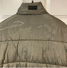 Cargar imagen en el visor de la galería, Chaqueta camo print, con capucha, Kenneth Cole tallas XL y 2XL