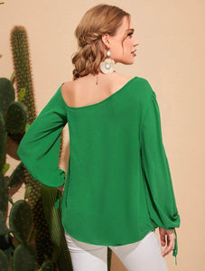 Blusa asimétrica un hombro descubierto, color verde talla S