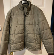 Cargar imagen en el visor de la galería, Chaqueta camo print, con capucha, Kenneth Cole tallas XL y 2XL