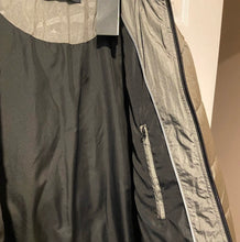 Cargar imagen en el visor de la galería, Chaqueta camo print, con capucha, Kenneth Cole tallas XL y 2XL