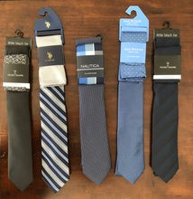 Cargar imagen en el visor de la galería, Set corbata y pañuelo Little black tie, Isaac Mizrahi y Nautica