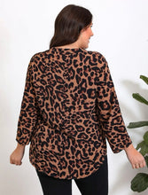 Cargar imagen en el visor de la galería, Blusa larga, mangas 3/4 animal print talla 1X (2XL)