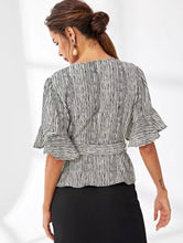 Cargar imagen en el visor de la galería, Blusa a rayas talla L (Shein Premium)