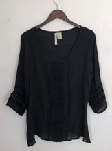 Cargar imagen en el visor de la galería, Blusa elegante color negro con detalles de gipiure, mangas 3/4 talla L
