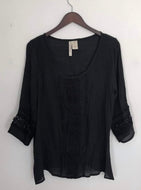 Blusa elegante color negro con detalles de gipiure, mangas 3/4 talla L