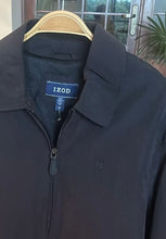 Cargar imagen en el visor de la galería, Chaqueta liviana para hombre IZOD, color negro, talla XL
