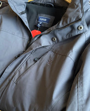 Cargar imagen en el visor de la galería, Chaqueta térmica, a prueba de agua, para hombre, marca IZOD talla XL color verde oscuro
