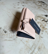 Cargar imagen en el visor de la galería, Billetera para mujer Tommy Hilfiger color rosado
