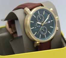 Cargar imagen en el visor de la galería, Reloj para hombre multifunción, esfera verde y correa de cuero marrón. Caja dorada de 43 mm.
