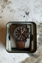 Cargar imagen en el visor de la galería, Reloj para hombre, color negro, acero inoxidable, con manilla de cuero color marrón. Case grande 44mm.
