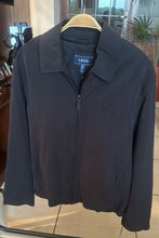 Cargar imagen en el visor de la galería, Chaqueta liviana para hombre IZOD, color negro, talla XL
