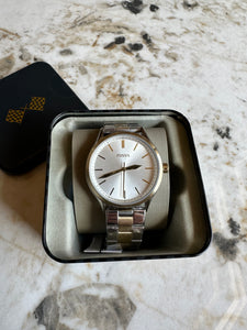 Reloj para hombre de tres agujas, de acero inoxidable bicolor. Case 44mm.