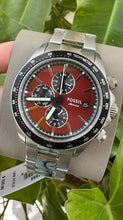 Cargar imagen en el visor de la galería, Reloj para hombre Fossil multifunción, esfera roja con detalles negros y pulsera de acero inoxidable plateado. Caja de 42 mm.
