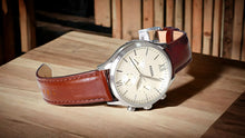 Cargar imagen en el visor de la galería, Reloj para hombre multifunción, esfera color crema satinada y correa de cuero marrón. Caja de acero inoxidable plateado de 44 mm.
