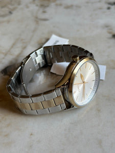 Reloj para hombre de tres agujas, de acero inoxidable bicolor. Case 44mm.