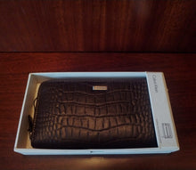 Cargar imagen en el visor de la galería, Billetera de cuero para mujer Calvin Klein
