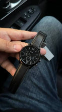 Cargar imagen en el visor de la galería, Reloj para hombre multifunción, esfera negra y correa de cuero negro. Caja de acero inoxidable negro de 44 mm.

