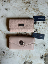 Cargar imagen en el visor de la galería, Billetera para mujer Tommy Hilfiger color rosado
