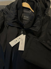 Cargar imagen en el visor de la galería, Chaqueta de invierno a prueba de agua, para hombre, marca Calvin Klein color negro talla 3XL

