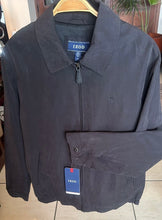 Cargar imagen en el visor de la galería, Chaqueta liviana para hombre IZOD, color negro, talla XL
