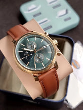 Cargar imagen en el visor de la galería, Reloj para hombre multifunción, esfera verde y correa de cuero marrón. Caja dorada de 43 mm.

