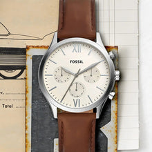Cargar imagen en el visor de la galería, Reloj para hombre multifunción, esfera color crema satinada y correa de cuero marrón. Caja de acero inoxidable plateado de 44 mm.
