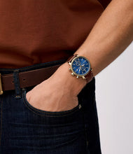 Cargar imagen en el visor de la galería, Reloj para hombre multifunción, esfera azul y correa de cuero marrón. Caja dorada de 43 mm.
