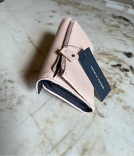 Cargar imagen en el visor de la galería, Billetera para mujer Tommy Hilfiger color rosado
