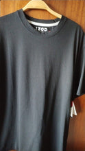 Cargar imagen en el visor de la galería, Polera deportiva IZOD microfibra color negro talla L
