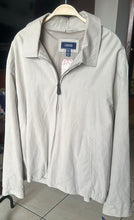 Cargar imagen en el visor de la galería, Chaqueta liviana para hombre IZOD, color negro, talla XL
