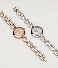 Cargar imagen en el visor de la galería, Reloj para mujer, dos tonos silver &amp; gold, acero inoxidable, case mediano 32 mm.
