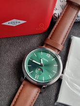 Cargar imagen en el visor de la galería, Reloj para hombre multifunción, esfera verde y correa de cuero marrón. Caja plateada de 43 mm.
