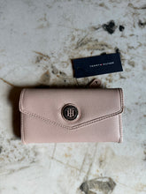 Cargar imagen en el visor de la galería, Billetera para mujer Tommy Hilfiger color rosado
