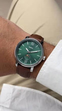 Cargar imagen en el visor de la galería, Reloj para hombre multifunción, esfera verde y correa de cuero marrón. Caja plateada de 43 mm.
