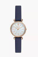Reloj para mujer color rose gold, con correa de cuero color azul marino y dial blanco madre perla
