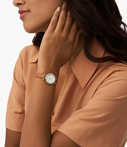 Reloj para mujer color rose gold, con correa de cuero color marrón y dial blanco madre perla