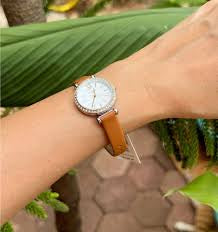 Reloj para mujer color rose gold, con correa de cuero color marrón y dial blanco madre perla