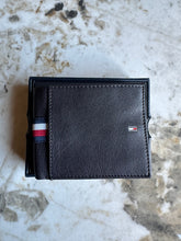 Cargar imagen en el visor de la galería, Billetera de cuero para hombre, color marrón oscuro, marca  Tommy Hilfiger
