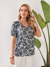 Cargar imagen en el visor de la galería, Blusa estampada color blanco azul pastel tallas M y XL  (Shein Premium)

