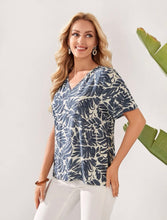 Cargar imagen en el visor de la galería, Blusa estampada color blanco azul pastel tallas M y XL  (Shein Premium)
