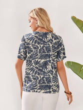 Cargar imagen en el visor de la galería, Blusa estampada color blanco azul pastel tallas M y XL  (Shein Premium)
