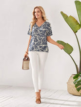Cargar imagen en el visor de la galería, Blusa estampada color blanco azul pastel tallas M y XL  (Shein Premium)
