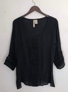 Blusa elegante color negro con detalles de gipiure, mangas 3/4 talla L (Americana)